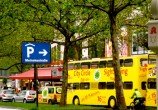 Meinecke é o nome de família da mãe do Conrado. Só faltou um "c" na placa