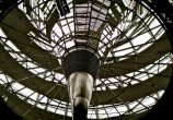 A cúpula de vidro e espelho vista do lado de dentro do parlamento