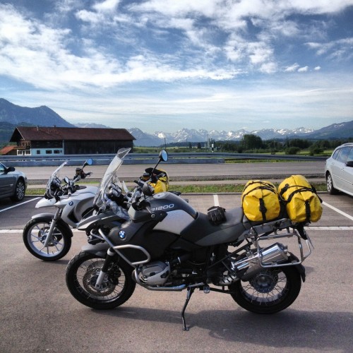 As duas motos com os Alpes ao fundo