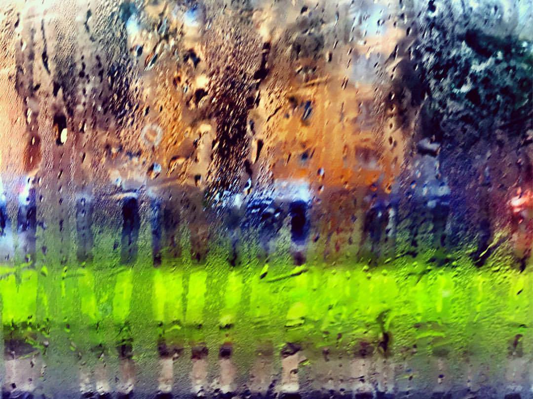  #paracegover Descrição para deficientes visuais: a imagem, capturada de dentro da janela de um ônibus, mostra uma janela embaçada com a chuva que cai lá fora. Mesmo assim, o cenário é bem colorido: a foto foi tirada num domingo, dia da maratona e das eleições. — in Berlin, Germany.