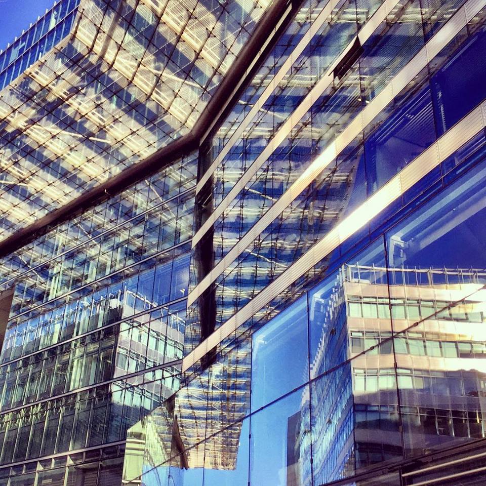 #paracegover Descrição para deficientes visuais: a imagem mostra um prédio espelhado fotografado de baixo para cima. A estrutura metálica se mistura ao vidro, formando padrões geométricos. O azul do céu é profundíssimo. — at Kurfürstendamm.