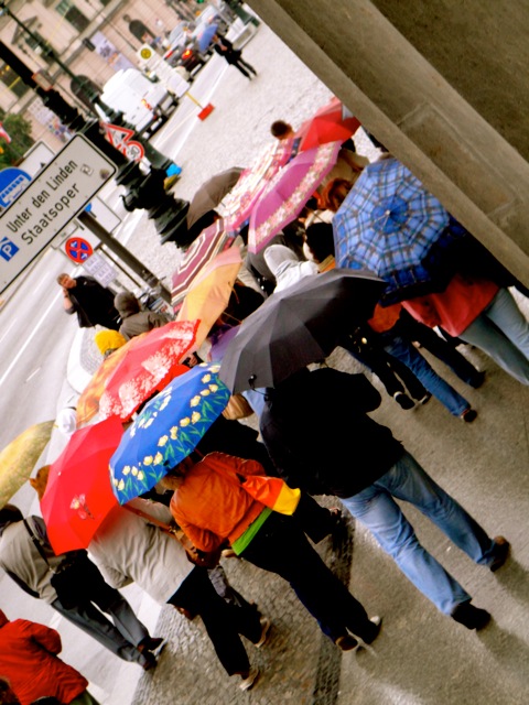 Festival mundial de sombrinhas (tem gente do mundo todo andando nessa chuvinha fina)