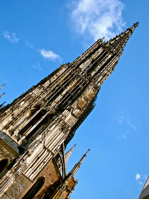 Essa aqui é a catedral, que começou a ser construída em 1377 e só ficou pronta em 1890 (agora está em reforma). Segundo os "ulmenses", é a torre de igreja mais alta do mundo, com 161,60 m.