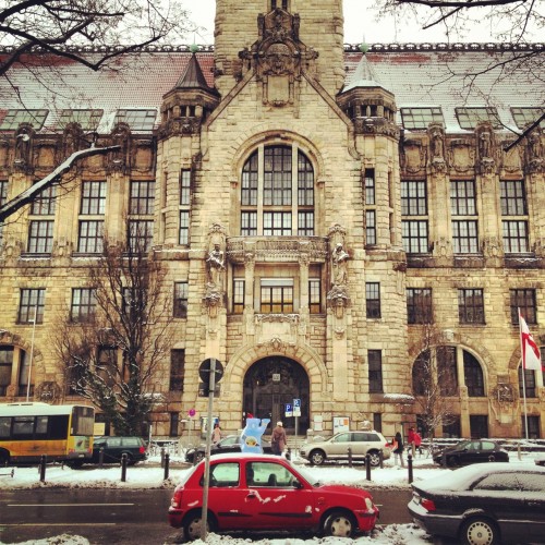 Parece Hogwarts, mas é apenas uma das 12 Volkshochschulen de Berlin, a Rathaus Wilmersdorf-Charlottenburg.