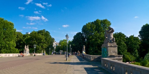 A ponte para pedestres que cruza o parque