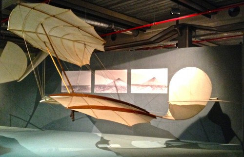 Máquinas de voar (tem um montão de modelos, mas nada sobre Santos Dumont).