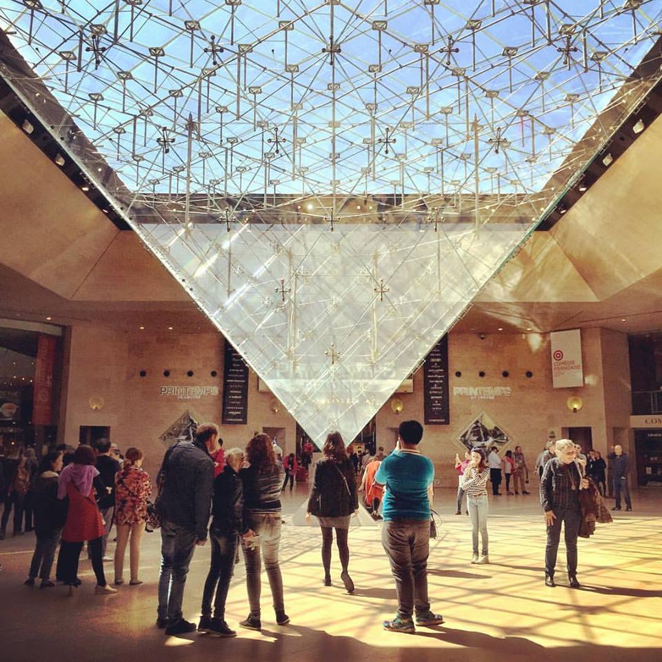 pirâmide de vidro subsolo Louvre