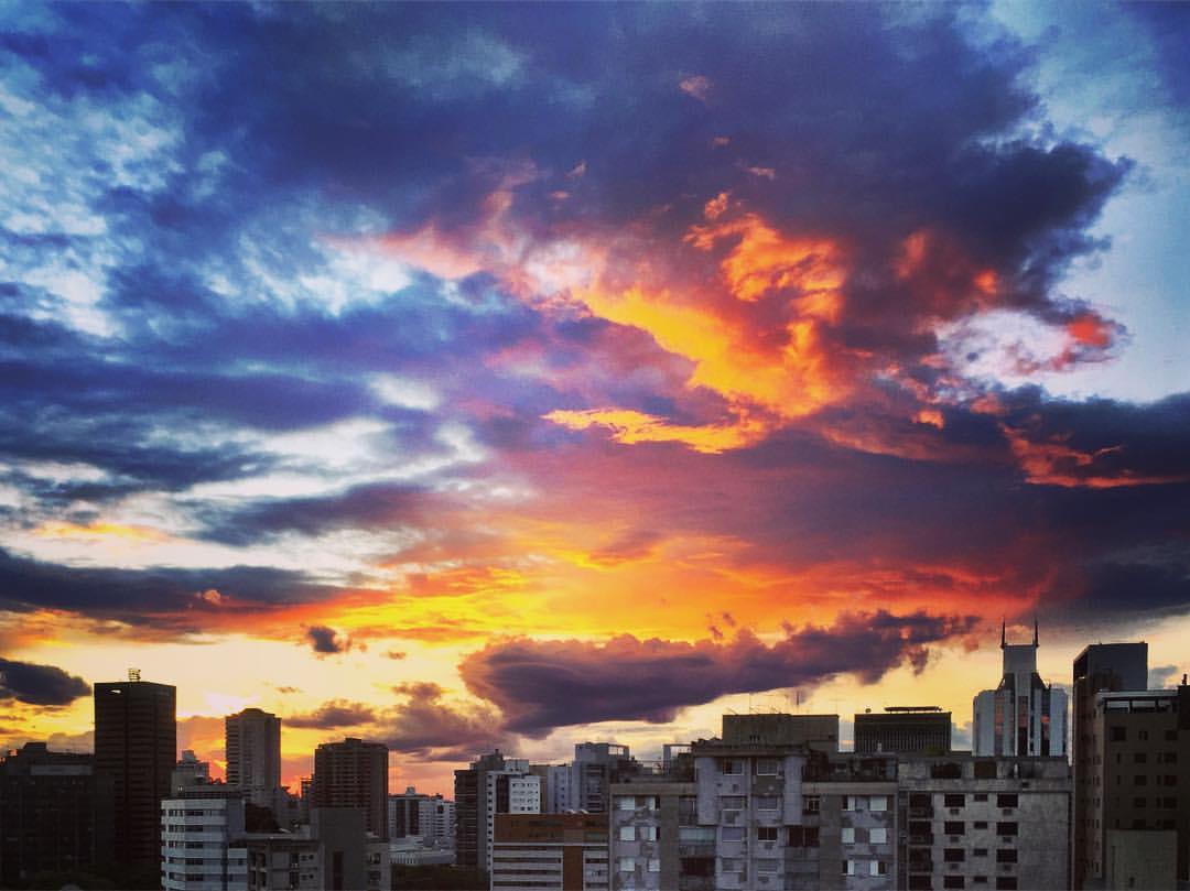 #paracegover A imagem mostra a skyline de Belo Horizonte vista do 19. andar de um prédio numa hora em que o céu está orgulhosamente apresentando um espetacular crepúsculo 😊 — at San Diego Suítes Lourdes.