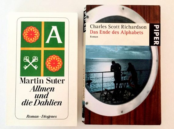 A imagem mostra a capa de dois livros em alemão: "Allmen uns die Dahlien", de Martin Suter e "Das Ende des Alphabets", de Charles Scott Richardson.