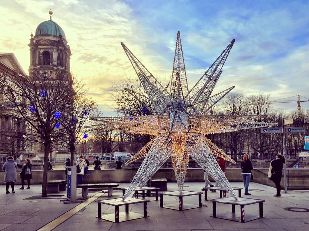  #paracegover A imagem mostra uma estrela com estrutura metálica coberta de lâmpadas de LED à beira do rio Spree, como parte da decoração de natal. Ao fundo, uma parte do Berliner Dom, a Catedral. — at Berliner Dom.
