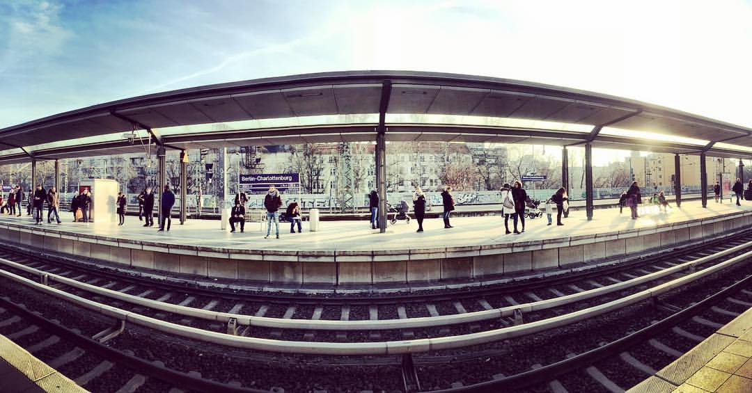 #paracegover A imagem mostra uma visão panorâmica da estação de trem Charlottenburg. Faz sol (a foto é de ontem) e as pessoas aguardam a chegada do trem. — at Berlin-Charlottenburg station.