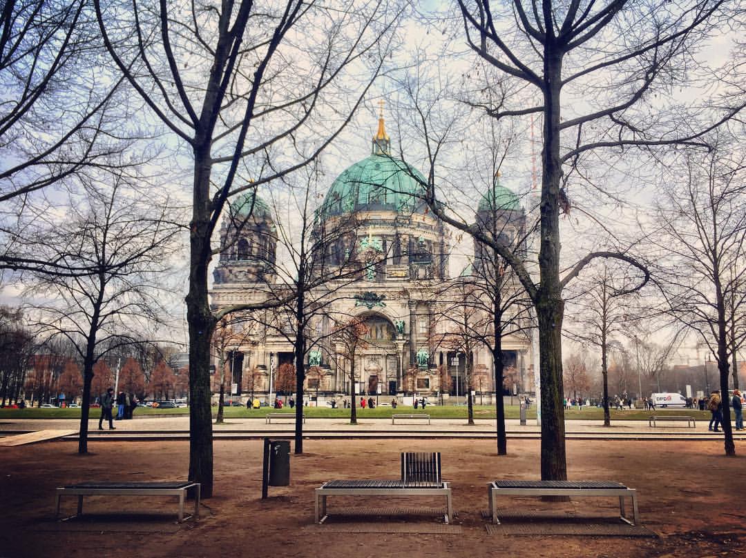  #paracegover A imagem mostra a Catedral de Berlin vista pelas árvores desfolhadas do Lustgarten. O clima é de paz e serenidade. — at Berliner Dom.