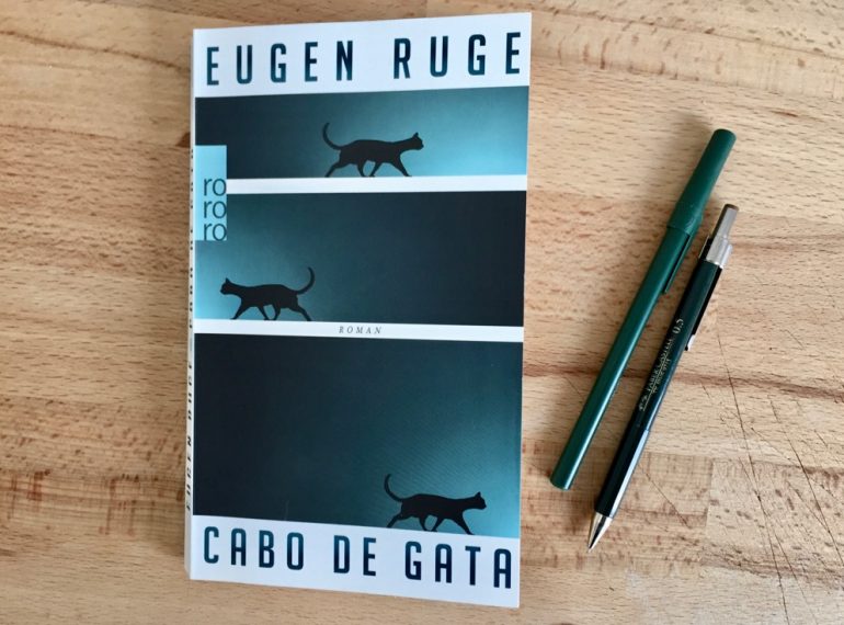A imagem mostra a caoa do livro "Cabo de Gata". São três listras com um degradê que vai do verde ao preto sobre o fundo branco. Em cada uma, aparece a silhueta de um gato.