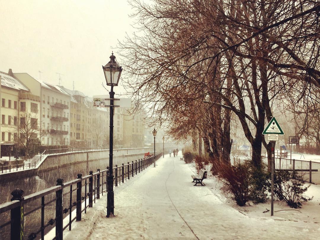 #paracegover Descrição para deficientes visuais: A imagem mostra uma das margens de um canal do rio Spree. Há uma luminária, um banco, árvores sem folhas e o chão coberto de neve. Faz frio. — at Derag Hotel und Living Grosser Kurfuerst Berlin.