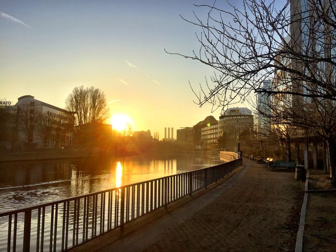 #paracegover Descrição para deficientes visuais: a imagem mostra o rio Spree visto de uma das margens em pleno crepúsculo. A luz é de tirar o fôlego... — at Kaiserin-Augusta-Allee.