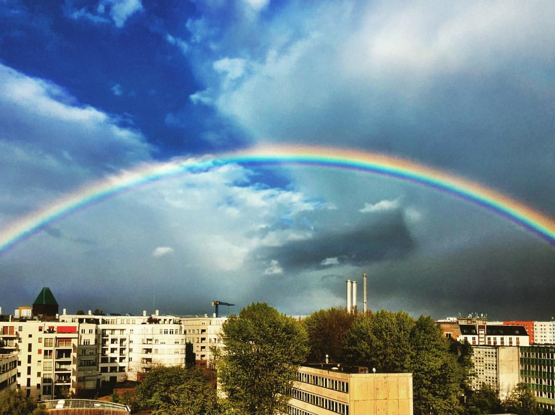 #paracegover Descrição para deficientes visuais: a imagem mostra um céu azul escuro com algumas nuvens e um arco-íris perfeito!!!