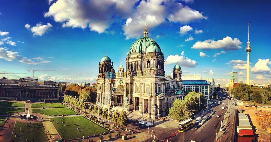 #paracegover Descrição para deficientes visuais: a imagem mostra uma foto panorâmica com o Alte Museum, à esquerda, bem atrás do Lustgarten; a Catedral de Berlim, no centro; as obras do Humboldt Forum, à direita. Por fim, a torre de TV ao fundo. A foto foi tirada de dentro da Humboldt Box, uma instalação criada para angariar fundos e promover o museu Humboldt Forum, que está sendo construído. — at Humboldt-Box Berlin.