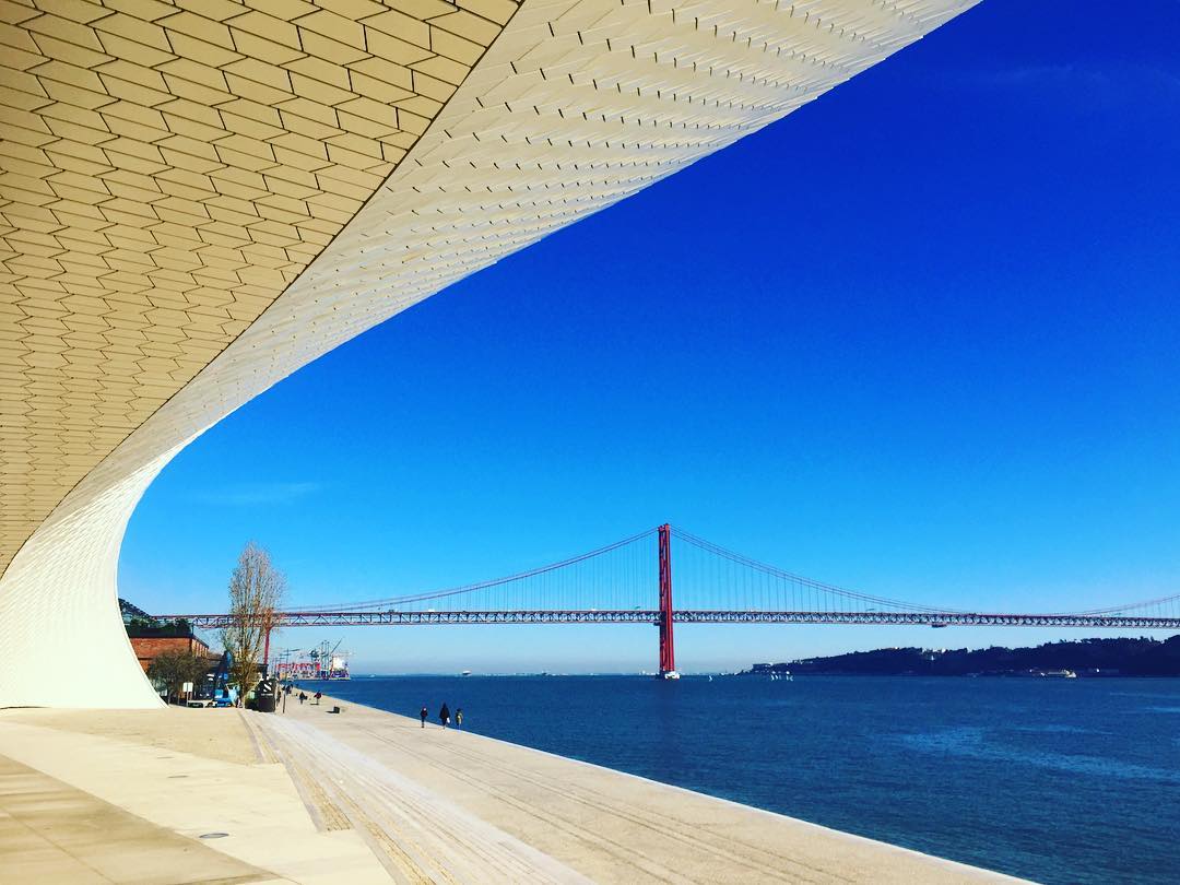 #paracegover Descrição para deficientes visuais: a imagem mostra a ponte 25 de abril vista do Maat, Museu de Arte, Arquitetura e Tecnologia de Lisboa. O céu está azul, azul, bem como as águas do Tejo. — at Museo Maat - Lisboa Portugal.