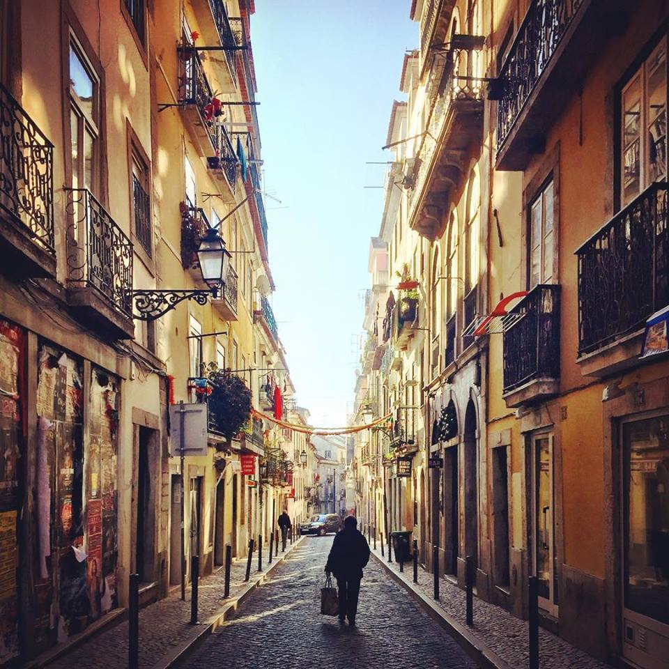  #paracegover Descrição para deficientes visuais: a imagem mostra uma senhorinha de costas caminhando por uma rua típica do Bairro Alto-Chiado. A luz está perfeita. — at Rua da Rosa.