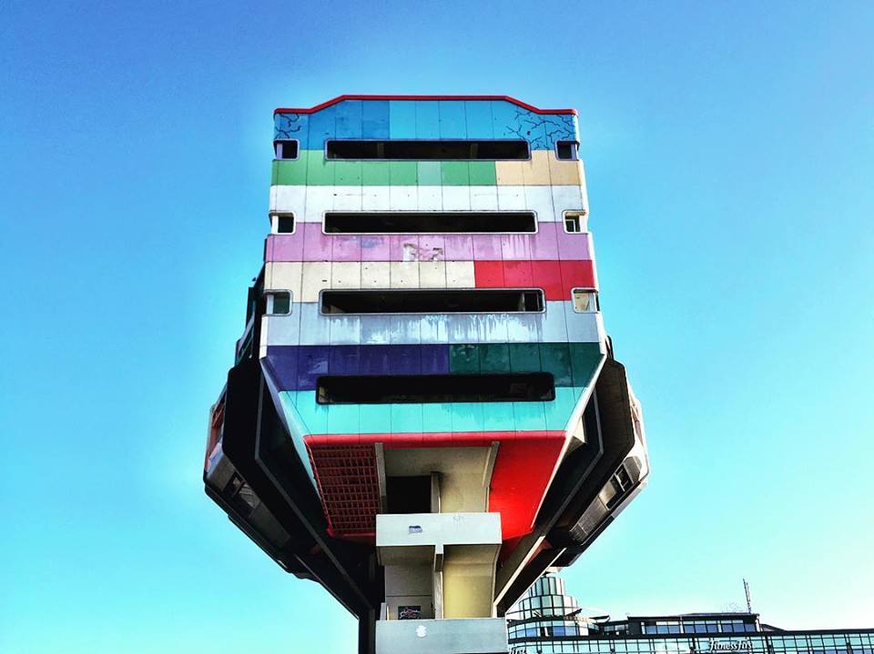 #paracegover Descrição para deficientes visuais: a imagem mostra a vista de baixo para cima de uma das construções mais exóticas de Berlim: o Bierpinsel. Ele tem a forma de uma taça e é todo colorido. Funcionou inicialmente como restaurante, mas há anos está abandonado. Pena; a vista lá de cima deve ser linda... — at Bierpinsel.