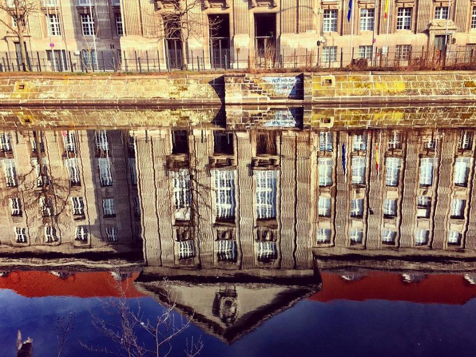 #paracegover Descrição para deficientes visuais: a imagem mostra o prédio do Ministério da Defesa refletido nas águas de um dos canais do rio Spree. — at Bundesministerium der Verteidigung.