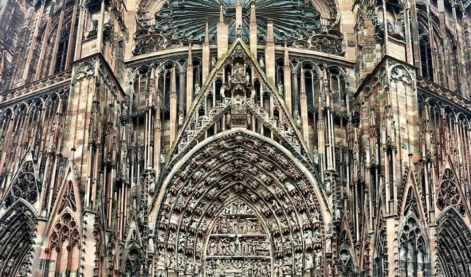#paracegover Descrição para deficientes visuais: a imagem mostra detalhes da impressionante fachada gótica da Notre Dame de Strasburgo, construída no ano de 1015!