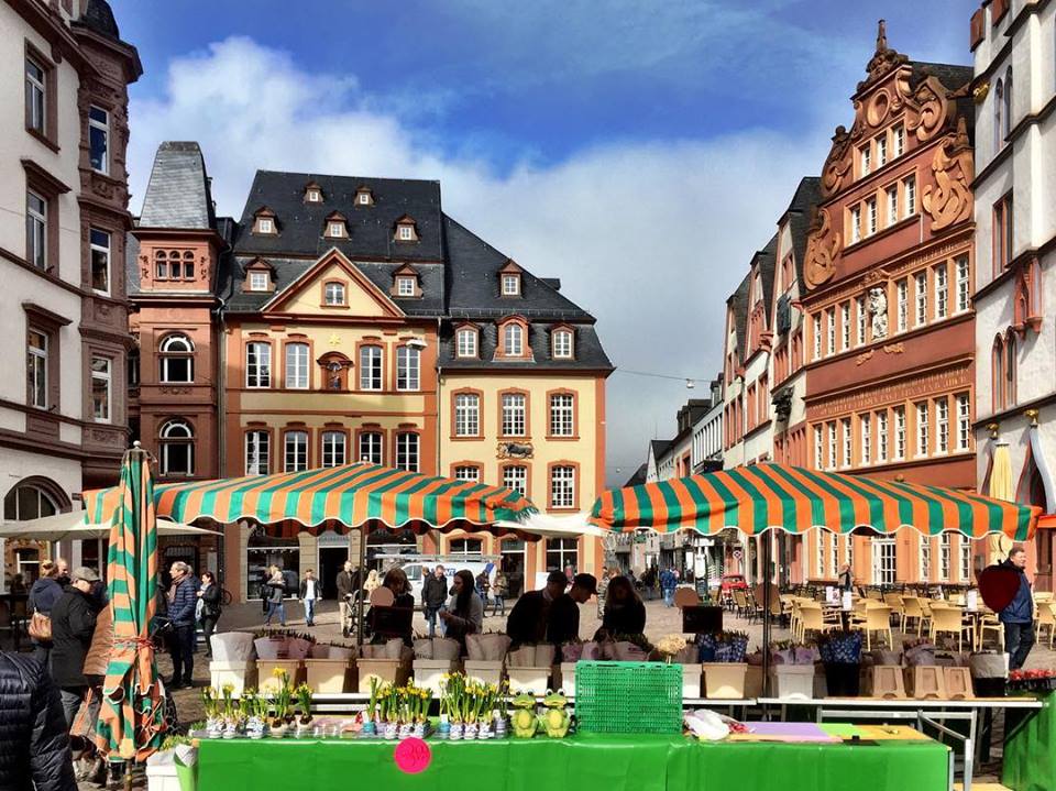 #paracegover Descrição para deficientes visuais: a imagem mostra o Hauptmarkt de Trier, a cidade mais antiga da Alemanha. A Catedral (que não aparece na foto) não é muito fotogênica, mas é gigante e tem 1600 anos! 😮😮😮 — at Trier Hauptmarkt.