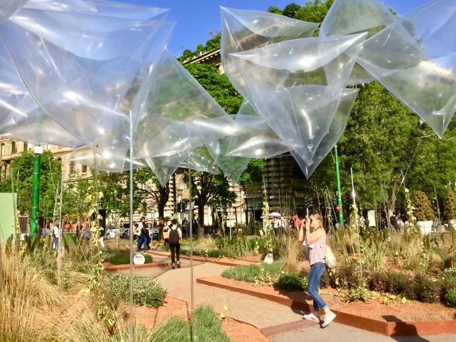 A cidade toda enfeitada das maneiras mais criativas adorei essas bolhas de plástico transparentes servindo de teto para uma praça de eventos.