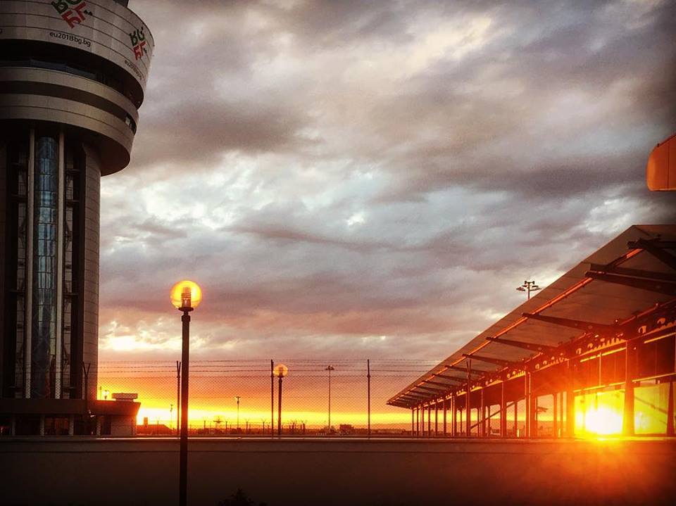 #paracegover Descrição para deficientes visuais: a imagem mostra um fantástico por-do-sol no aeroporto da cidade de Sofia.