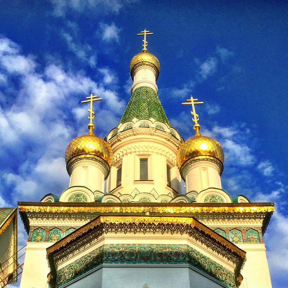 #paracegover Descrição para deficientes visuais: a imagem mostra a cúpula com uma torre alta seguida de duas menores, de uma igreja ortodoxa. Os globos dourados nas pontas e os estampados miúdos nos acabamentos são impressionantes. O céu está azul (depois de um dia todo nublado). — at Russian Church, Sofia.