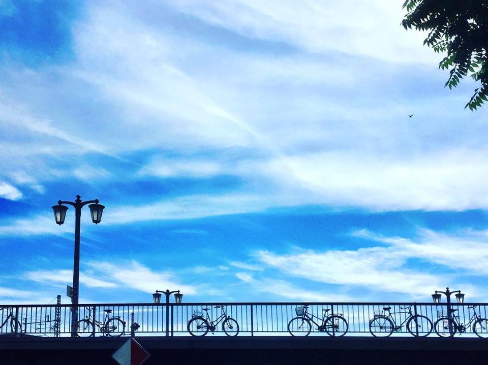 #paracegover Descrição para deficientes visuais: a imagem mostra a silhueta de bicicletas estacionadas na grade de uma ponte. O céu está azul, azul... — at Jannowitz Bridge.