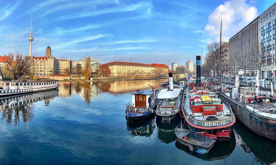 #paracegover Descrição para deficientes visuais: a imagem mostra o porto histórico visto de cima de uma das pontes que atravessam os canais do rio Spree, perto da Embaixada do Brasil em Berlim. O céu está azul e gelado... — at Historischer Hafen Ber.