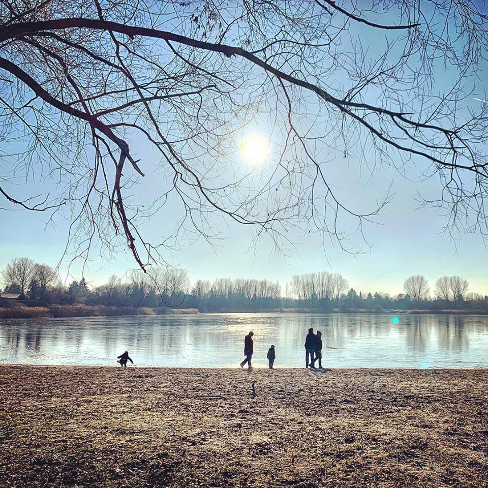 #paracegover Descrição para deficientes visuais: a imagem mostra silhuetas de pessoas caminhando pela praia de um lago congelado. — at Am Kaulsdorfer See.